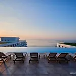 Waves 60 Infinity Apartment *